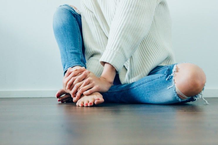 발목을 잡고 있는 사람의 하반신