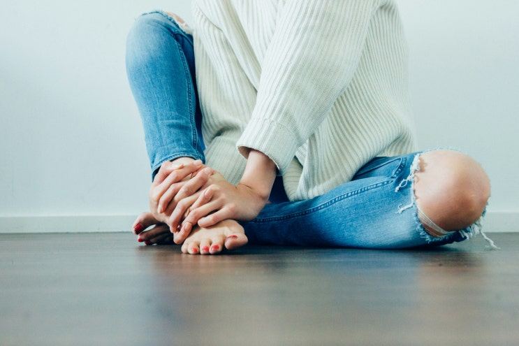 발목을 잡고 있는 사람의 하반신